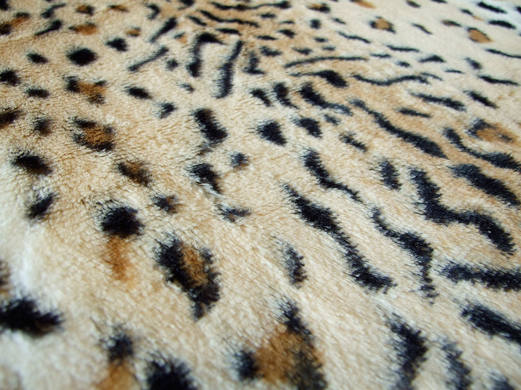 Пестрая шкура. Велсофт леопард. Плед велсофт 200 220 леопард. Плед снежный Барс. Леопардовый плед.